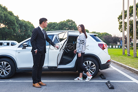 lovepik-the-driver-of-the-special-car-opens-the-door-for-picture_500716662